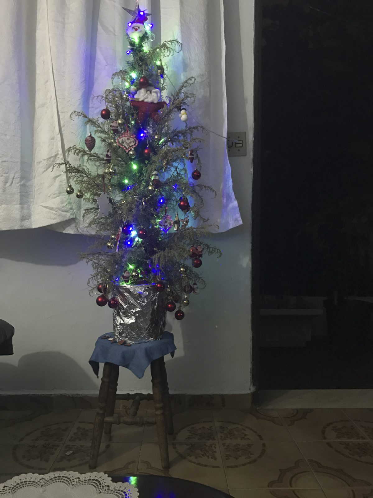 Weihnachtsbaum in Brasilien: Hauptsache es blinkt!