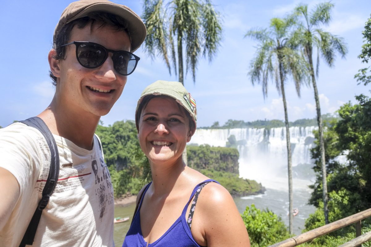 Marina und Michi mit den Iguazú-Wasserfällen im Hintergrund
