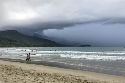 Regen naht am Praia de Castelhanos