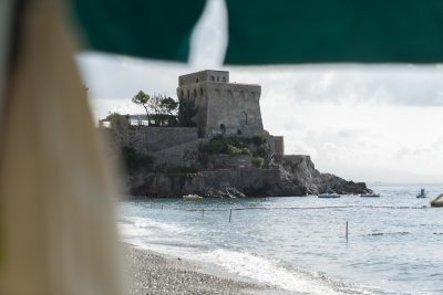 Festung am Strand in Erchie, Italien