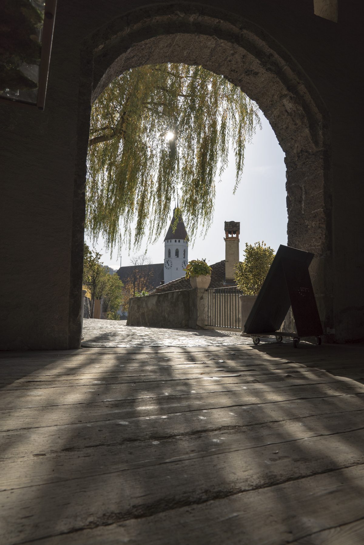 Schattenspiel vom Schloss Thun mit Blick auf die Stadtkirche Thun